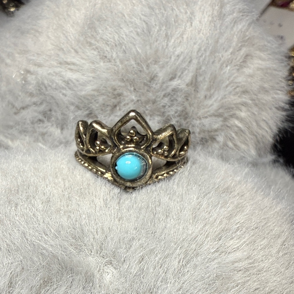 Elegant Gold Ring with Turquoise Stone